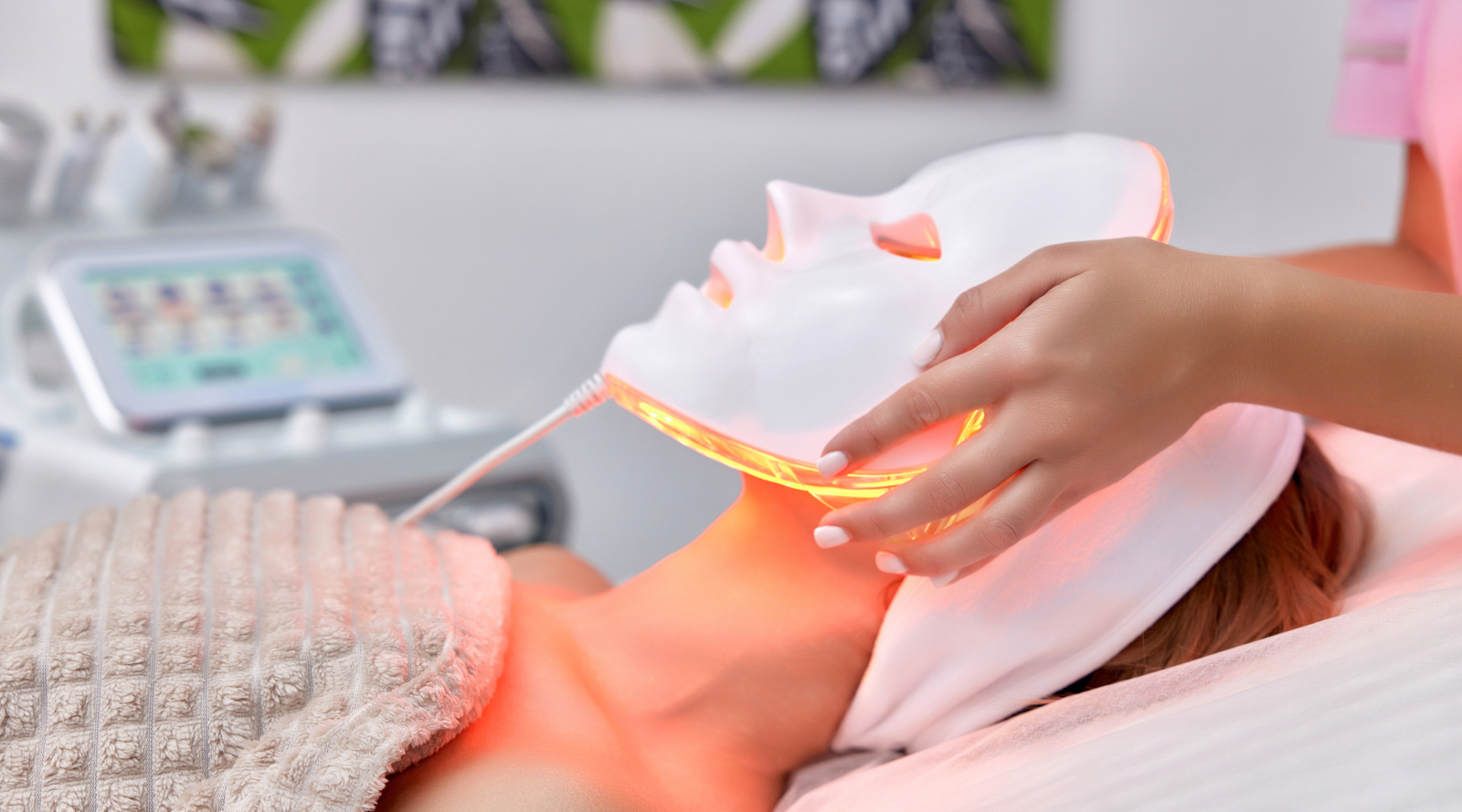 How to Use a Red Light Therapy Mask